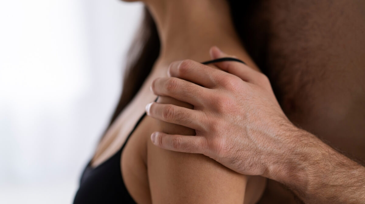 Toucher l'épaule d'une femme